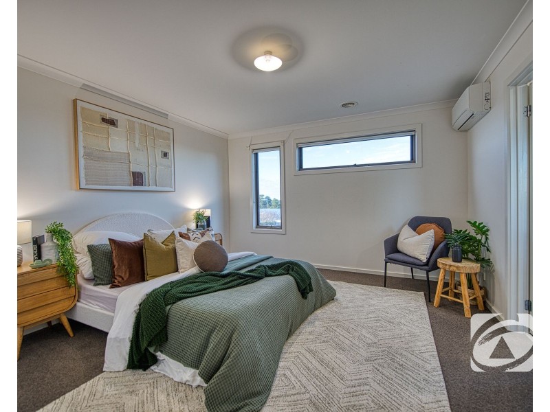 27 Atlantic Drive, Pakenham VIC 3810