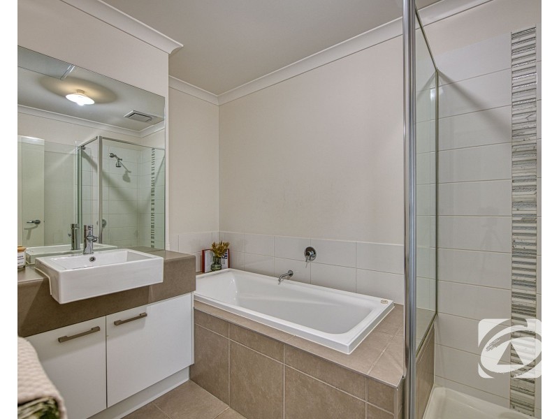 27 Atlantic Drive, Pakenham VIC 3810
