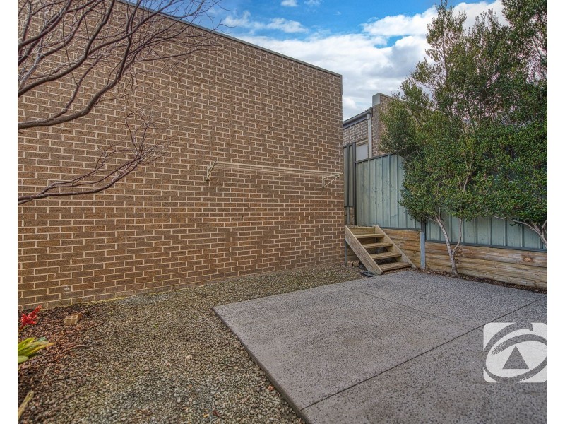 27 Atlantic Drive, Pakenham VIC 3810