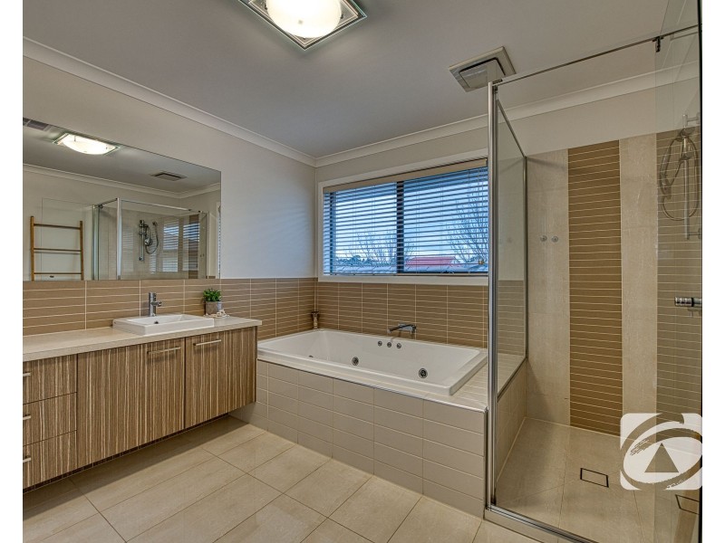 9 Westwood Grove, Pakenham VIC 3810