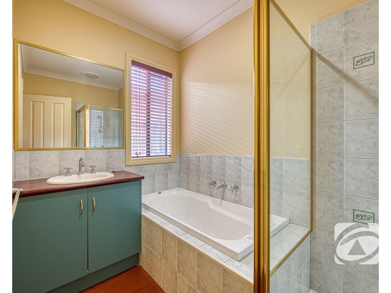 24 Hammerwood Green, Beaconsfield VIC 3807