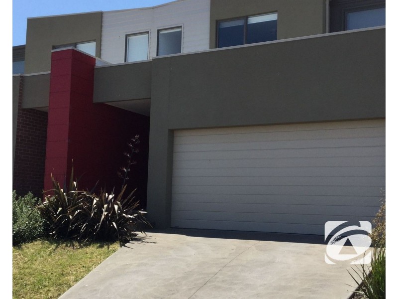 24/23 Atlantic Drive, Pakenham VIC 3810