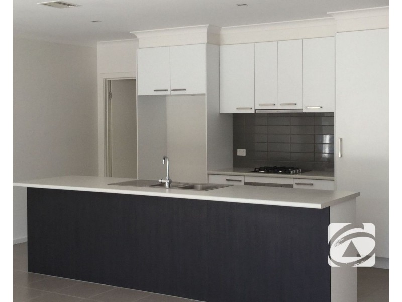 24/23 Atlantic Drive, Pakenham VIC 3810