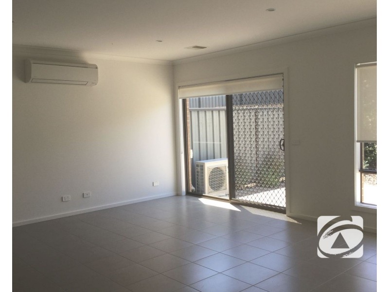 24/23 Atlantic Drive, Pakenham VIC 3810