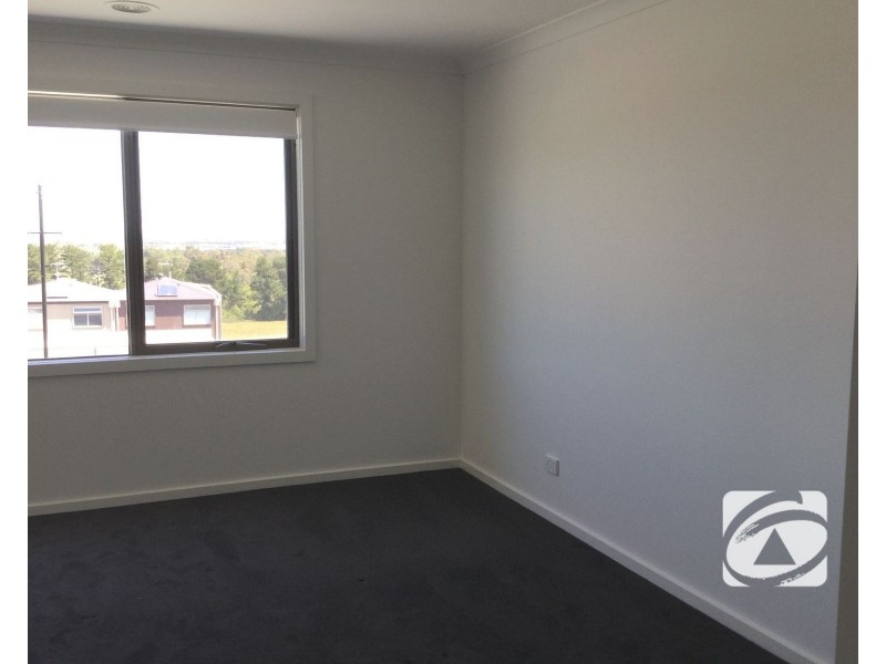 24/23 Atlantic Drive, Pakenham VIC 3810
