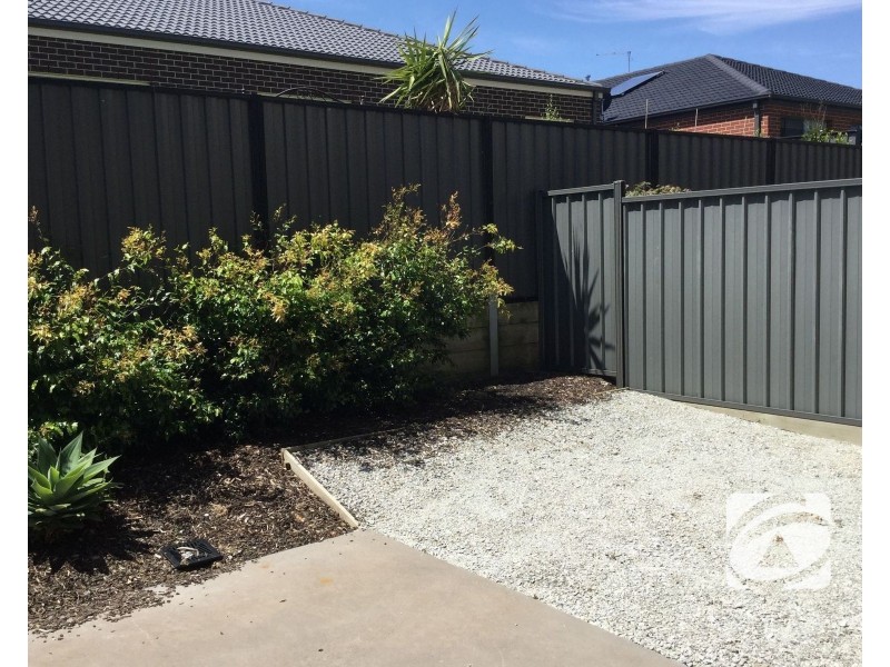 24/23 Atlantic Drive, Pakenham VIC 3810