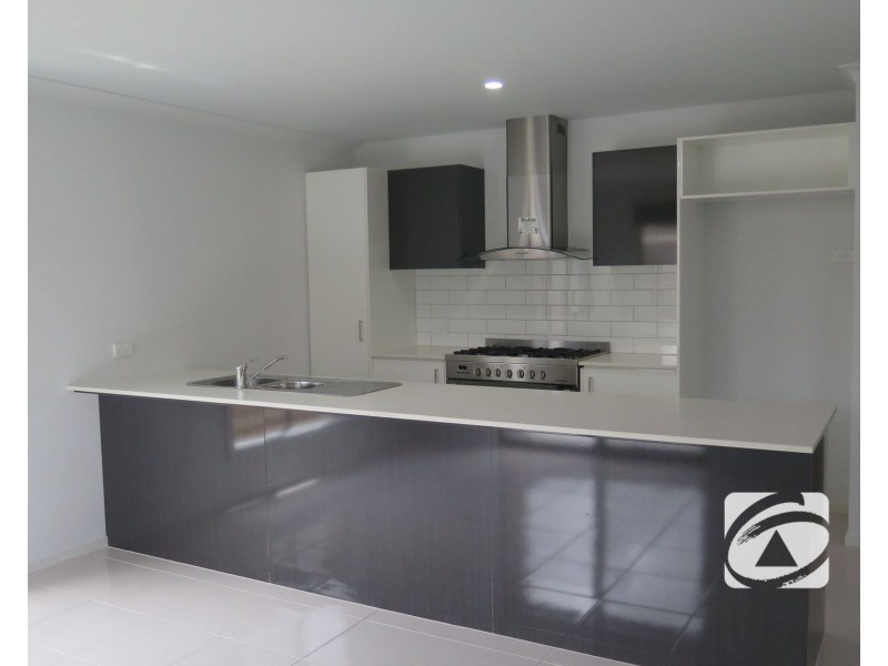 10 Fairywren Street, Pakenham VIC 3810