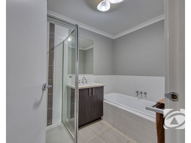 2/180 Henry Road, Pakenham VIC 3810