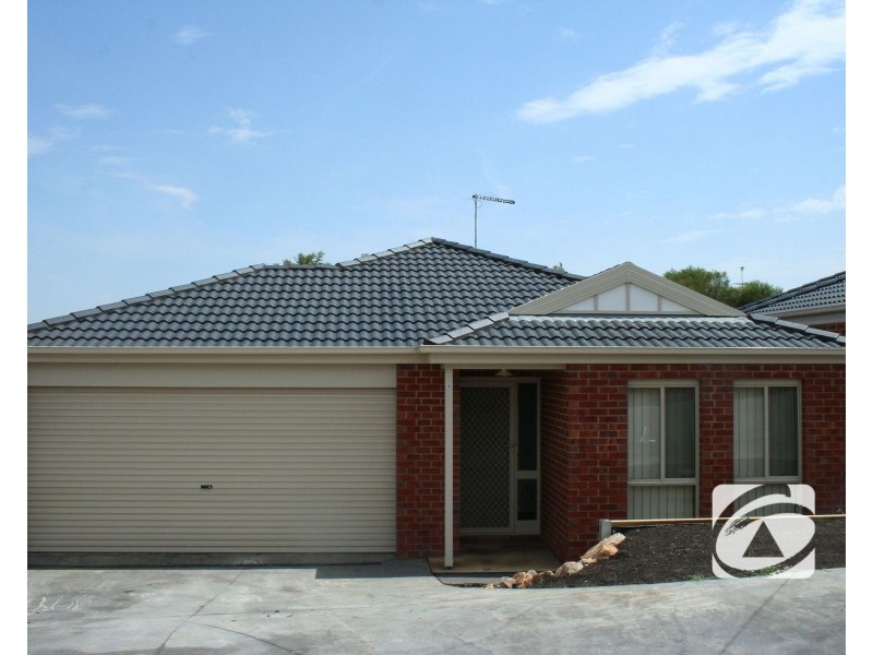 4/12 McClenaghan Place, Pakenham VIC 3810