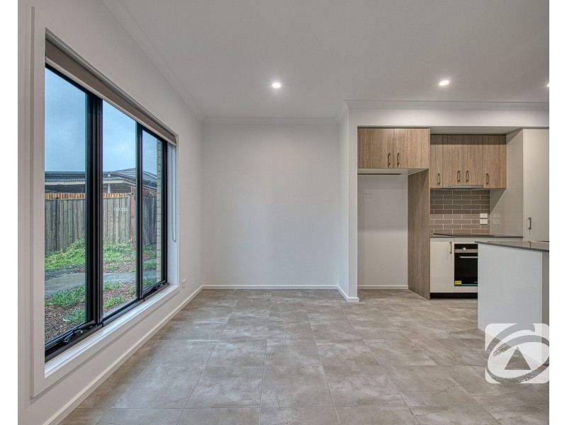 5 Noble Mews, Clyde North VIC 3978