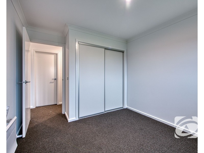 5 Noble Mews, Clyde North VIC 3978