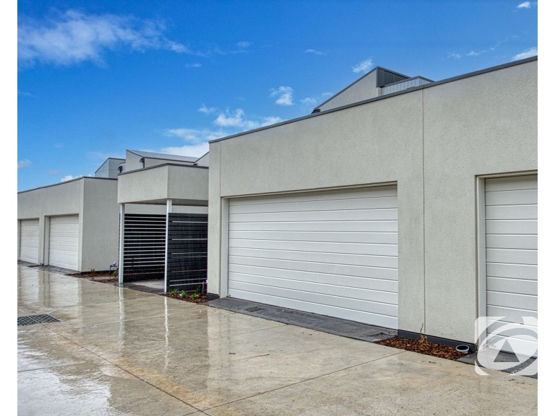 5 Noble Mews, Clyde North VIC 3978