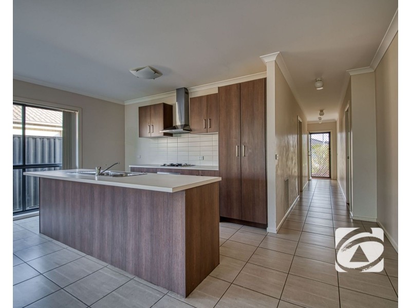 8 Sienna Way, Pakenham VIC 3810