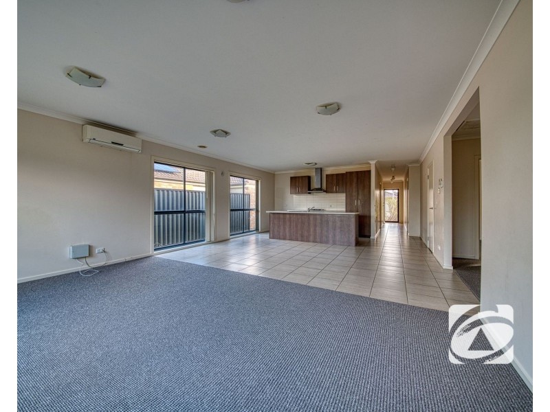 8 Sienna Way, Pakenham VIC 3810