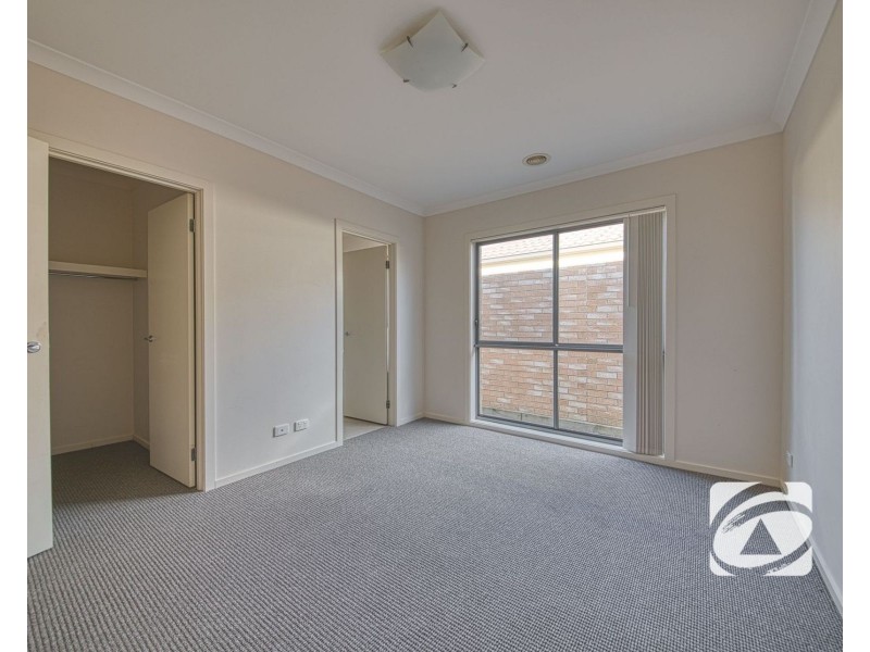 8 Sienna Way, Pakenham VIC 3810