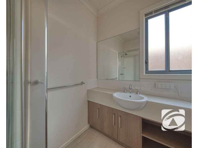 8 Sienna Way, Pakenham VIC 3810