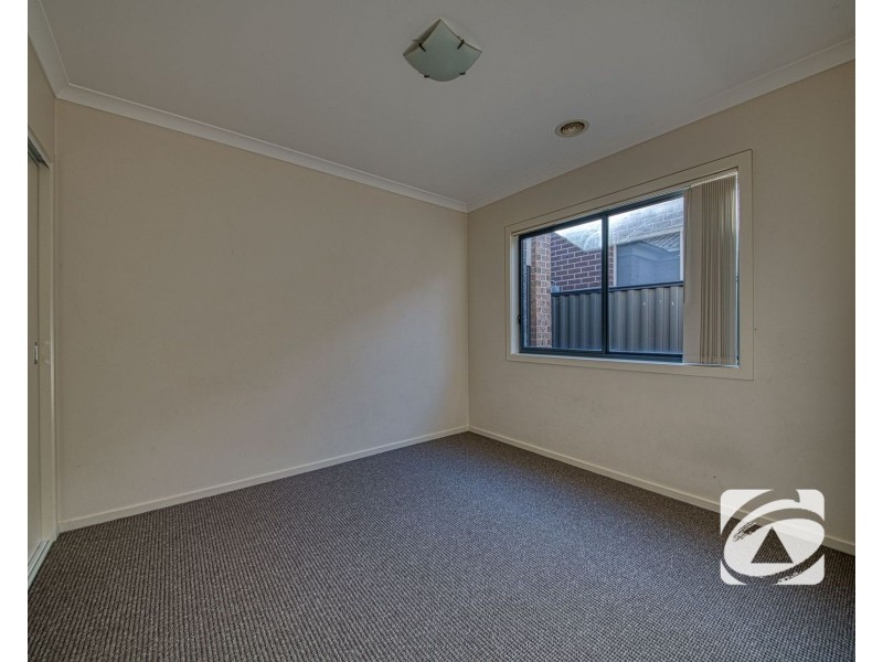 8 Sienna Way, Pakenham VIC 3810