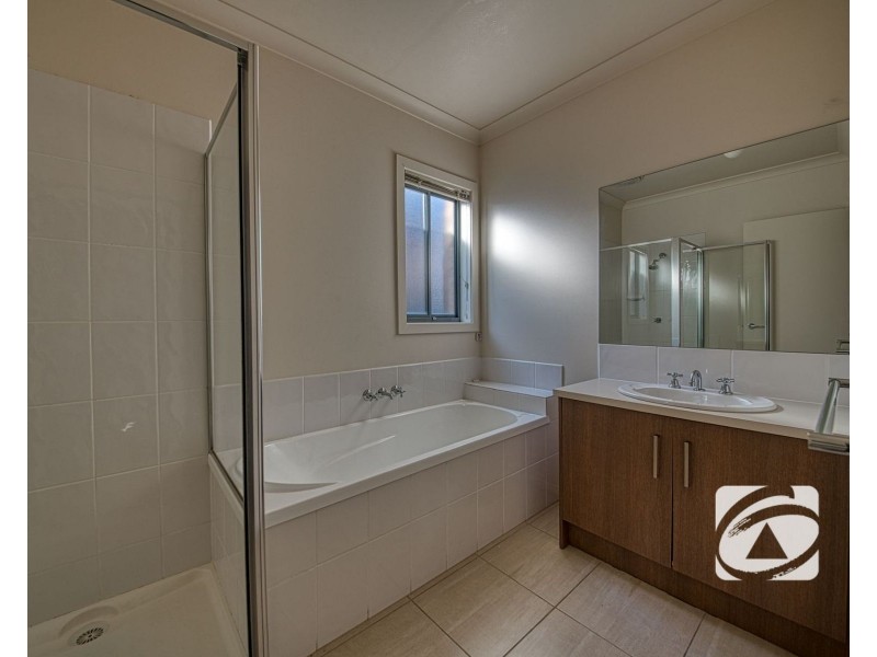 8 Sienna Way, Pakenham VIC 3810