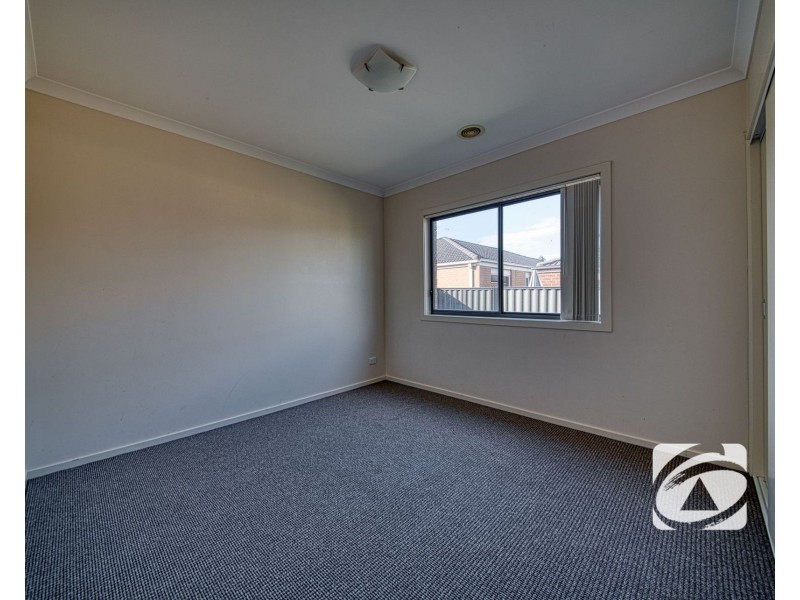 8 Sienna Way, Pakenham VIC 3810