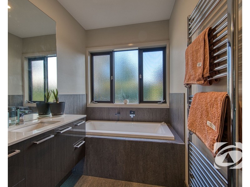 16B Meeking Drive, Pakenham VIC 3810