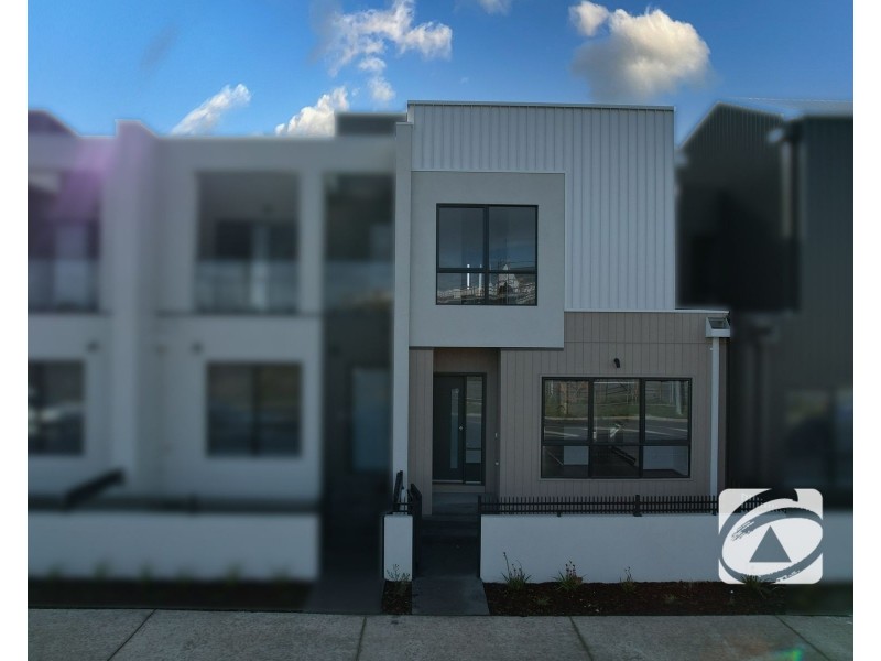 9 Travertine Loop, Berwick VIC 3806