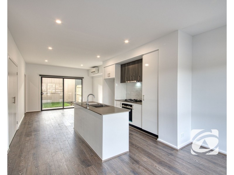 9 Travertine Loop, Berwick VIC 3806
