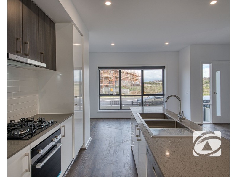 9 Travertine Loop, Berwick VIC 3806