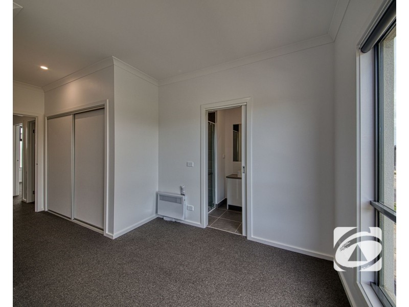 9 Travertine Loop, Berwick VIC 3806