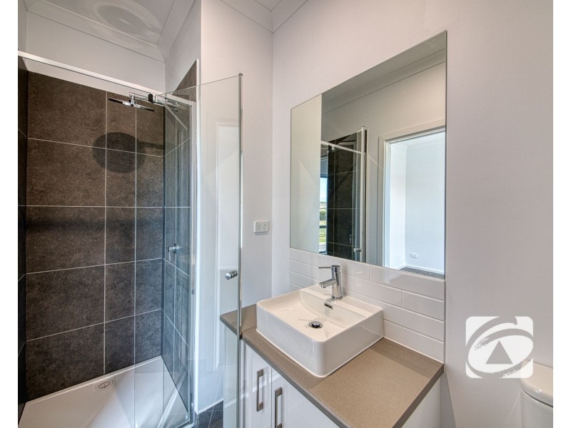 9 Travertine Loop, Berwick VIC 3806