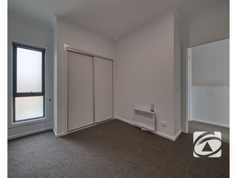 9 Travertine Loop, Berwick VIC 3806