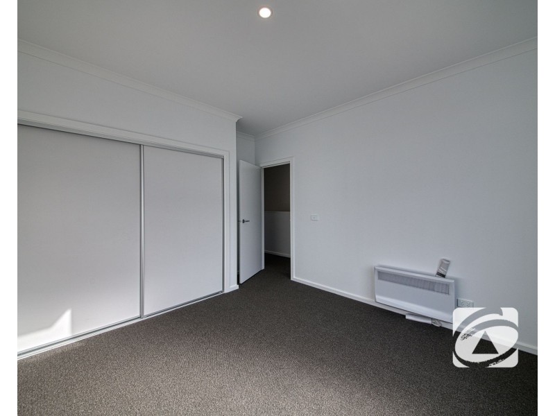 9 Travertine Loop, Berwick VIC 3806