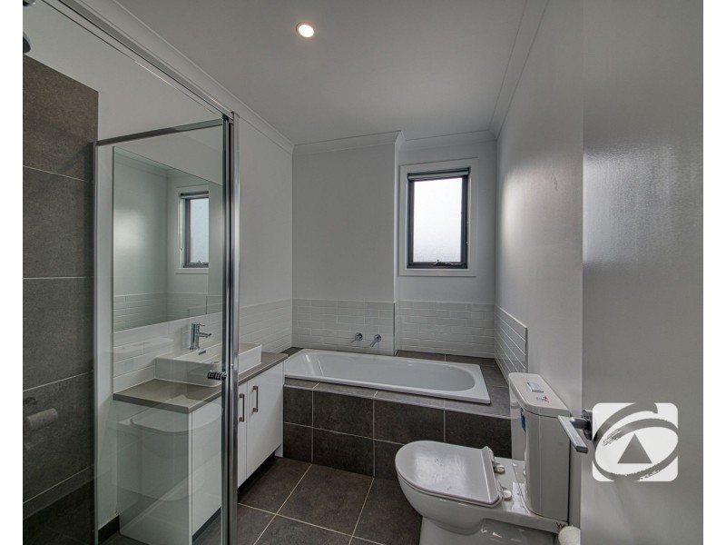 9 Travertine Loop, Berwick VIC 3806