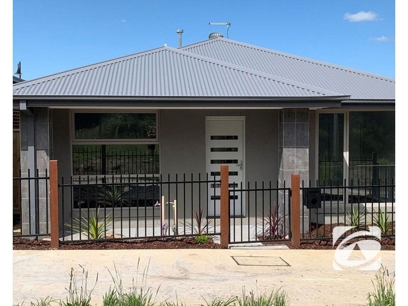 8B Whiteside Road, Officer VIC 3809
