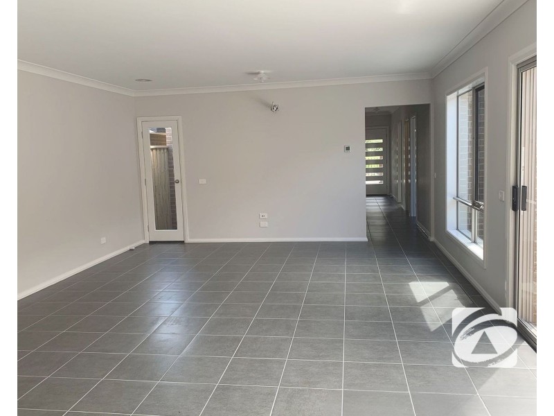 8B Whiteside Road, Officer VIC 3809