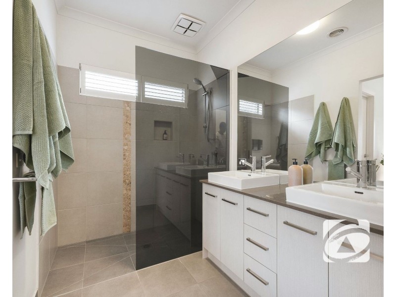 4 Grattan Way, Pakenham VIC 3810