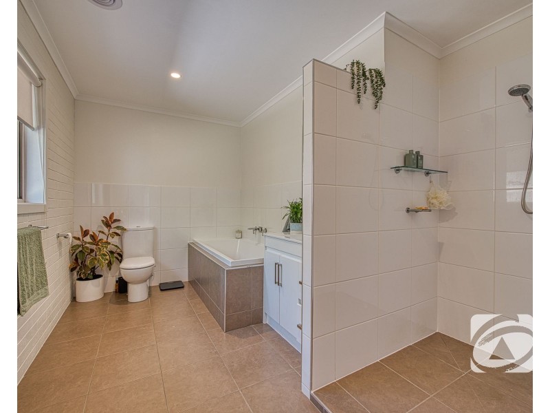 26 Leigh Drive, Pakenham VIC 3810