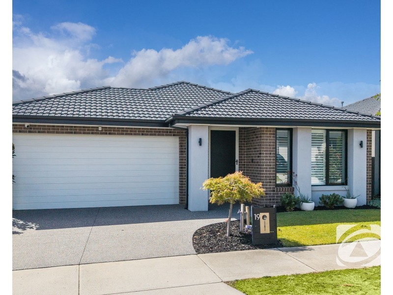 19 Scenery Drive, Clyde North VIC 3978