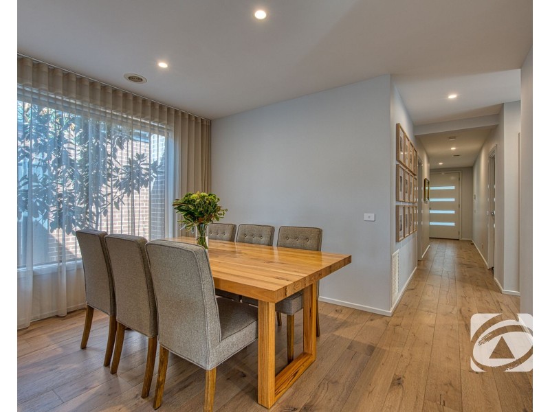 19 Scenery Drive, Clyde North VIC 3978