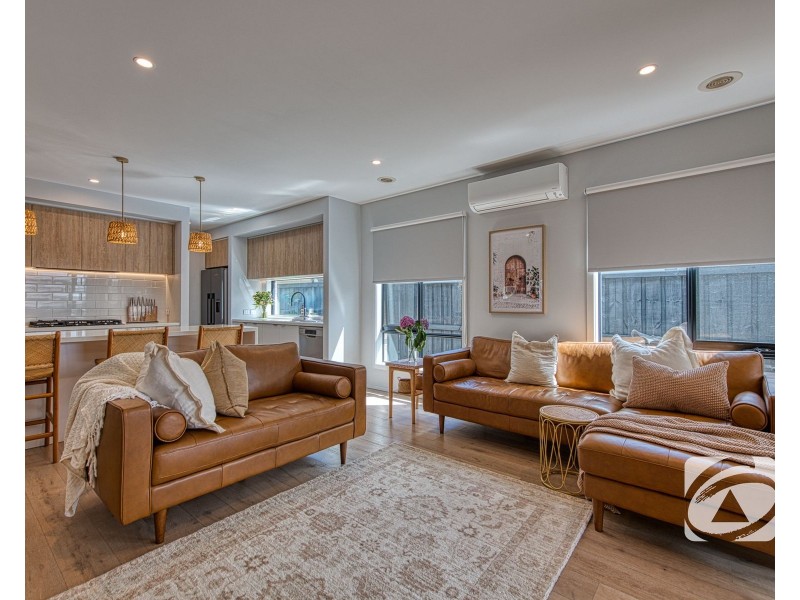 19 Scenery Drive, Clyde North VIC 3978