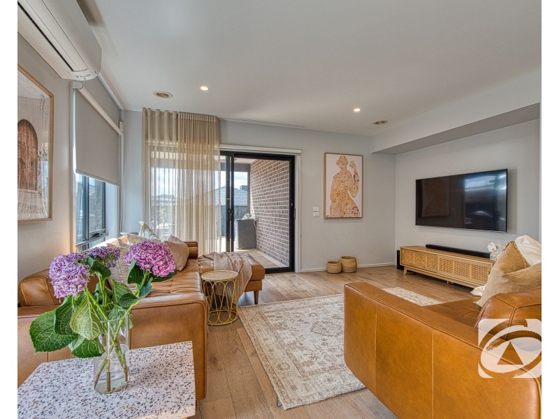 19 Scenery Drive, Clyde North VIC 3978