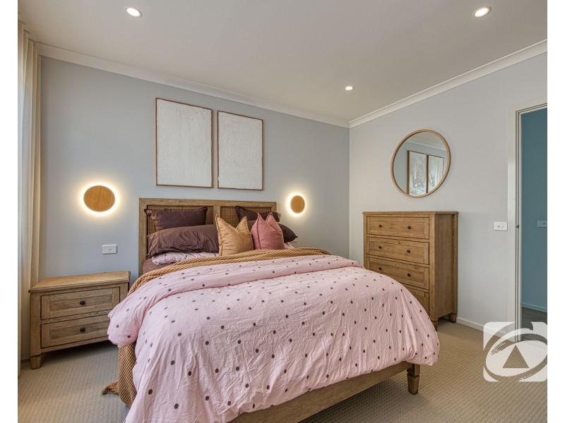 19 Scenery Drive, Clyde North VIC 3978