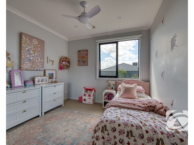 19 Scenery Drive, Clyde North VIC 3978