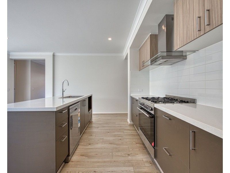 16 Mapleton Avenue, Warragul VIC 3820