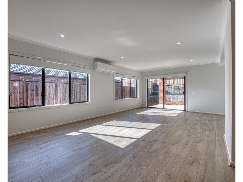 16 Mapleton Avenue, Warragul VIC 3820