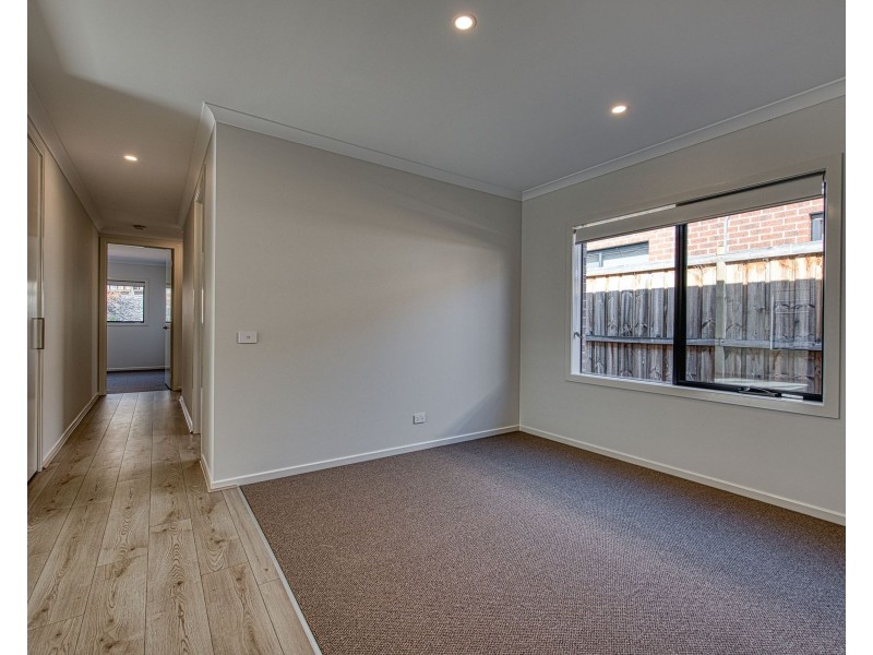 16 Mapleton Avenue, Warragul VIC 3820