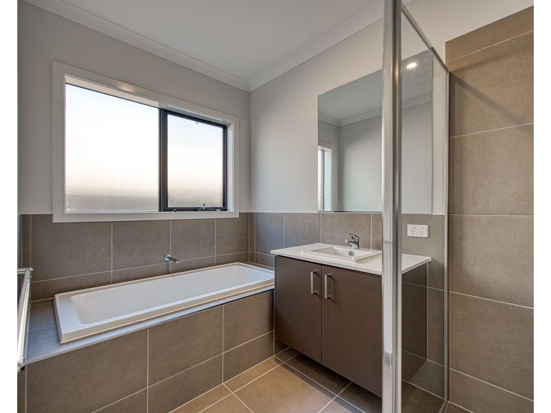 16 Mapleton Avenue, Warragul VIC 3820