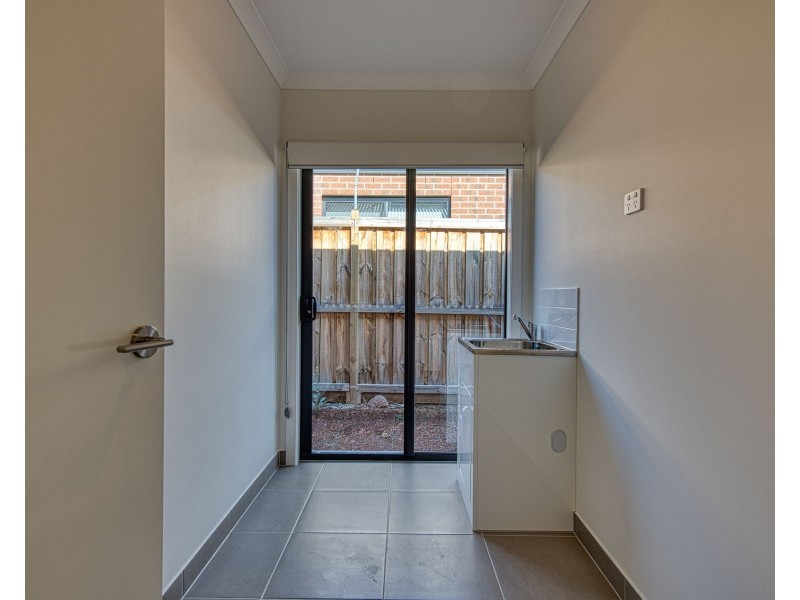 16 Mapleton Avenue, Warragul VIC 3820