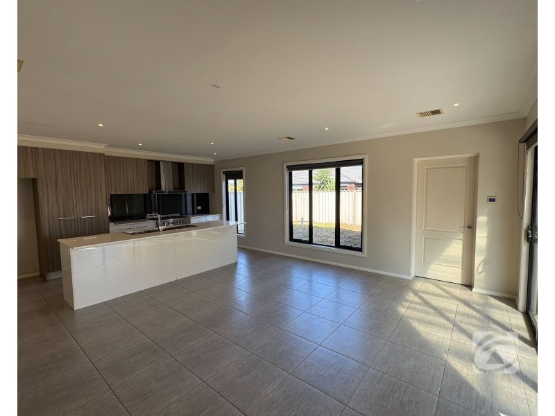 15 Greenfield Lane, Pakenham VIC 3810