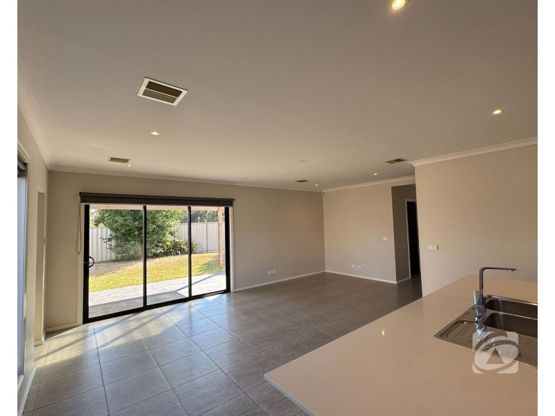 15 Greenfield Lane, Pakenham VIC 3810