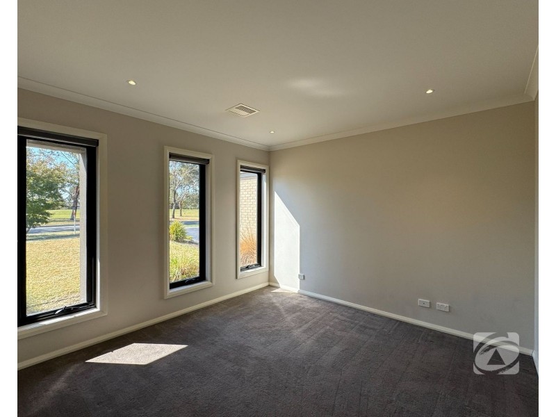 15 Greenfield Lane, Pakenham VIC 3810